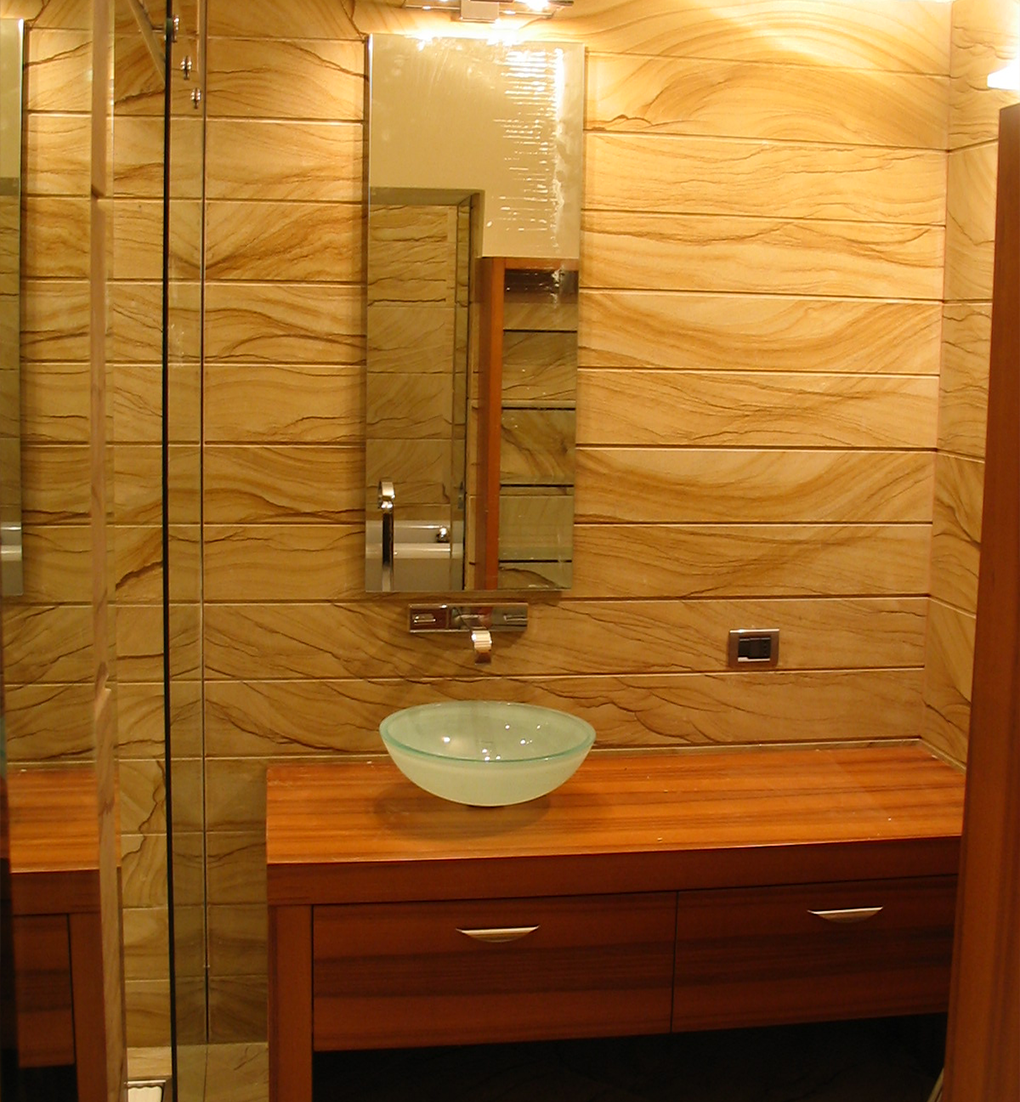 Bagno in pietra dorata