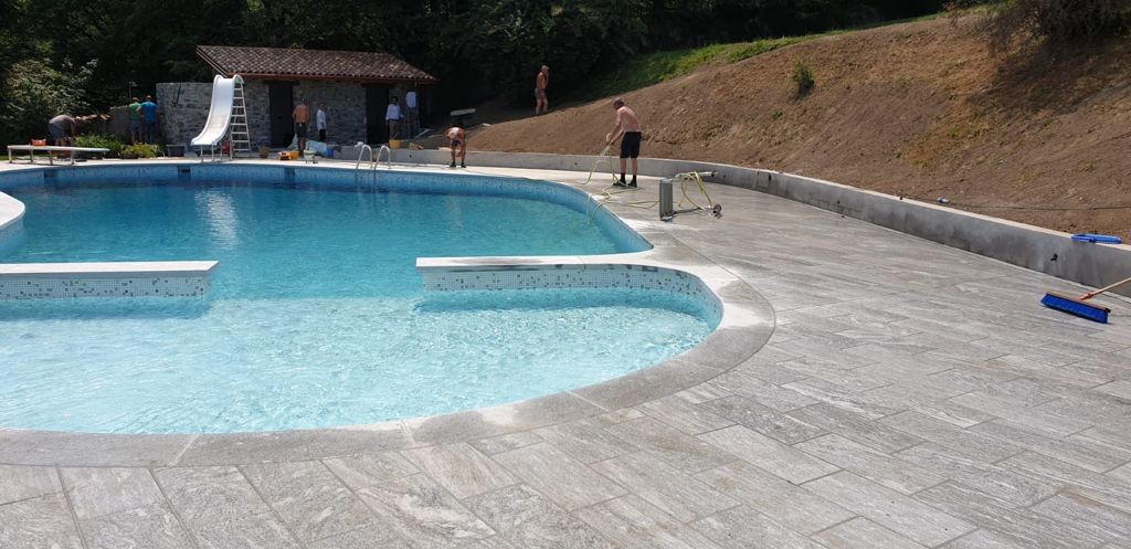 Pavimento piscina pietra
