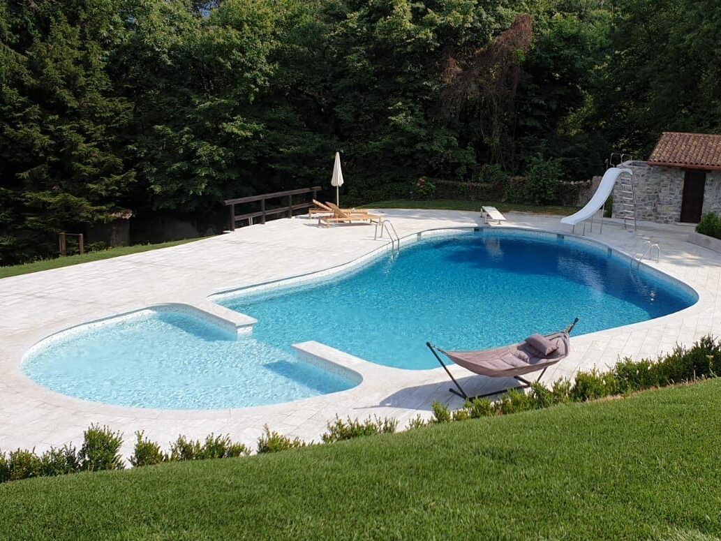 Piscina con pavimentazione e rivestimenti in granito